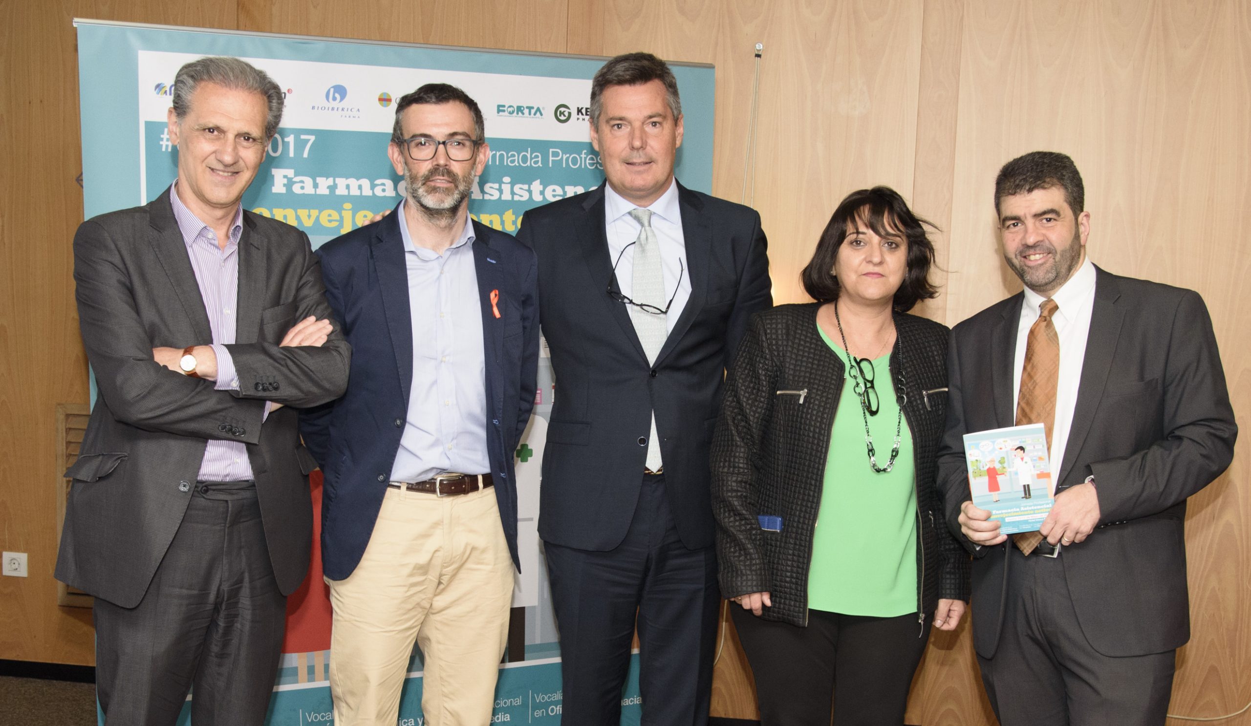 Izq a dcha: José Manuel González Huesa, director general de Servimedia; Julio Agredano, presidente de Freno al Ictus; Nicolás García-Maiquez, vocal de OF del COF Cádiz; Juani Loro, directora del programa Palabras Mayores del Grupo SENDA; Santiago Alfonso, vicepresidente de Foro Español de Pacientes