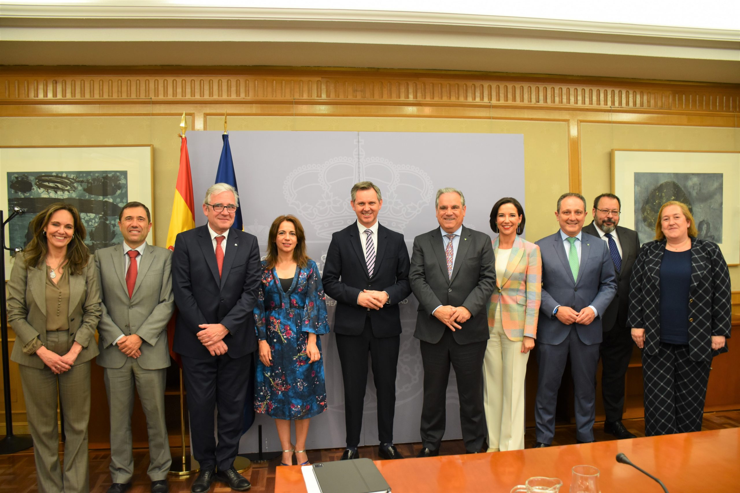 Los farmacéuticos ofrecen al ministro de Sanidad “todo el activo de la profesión para aumentar la capacidad asistencial del SNS y reforzar la Salud Pública”