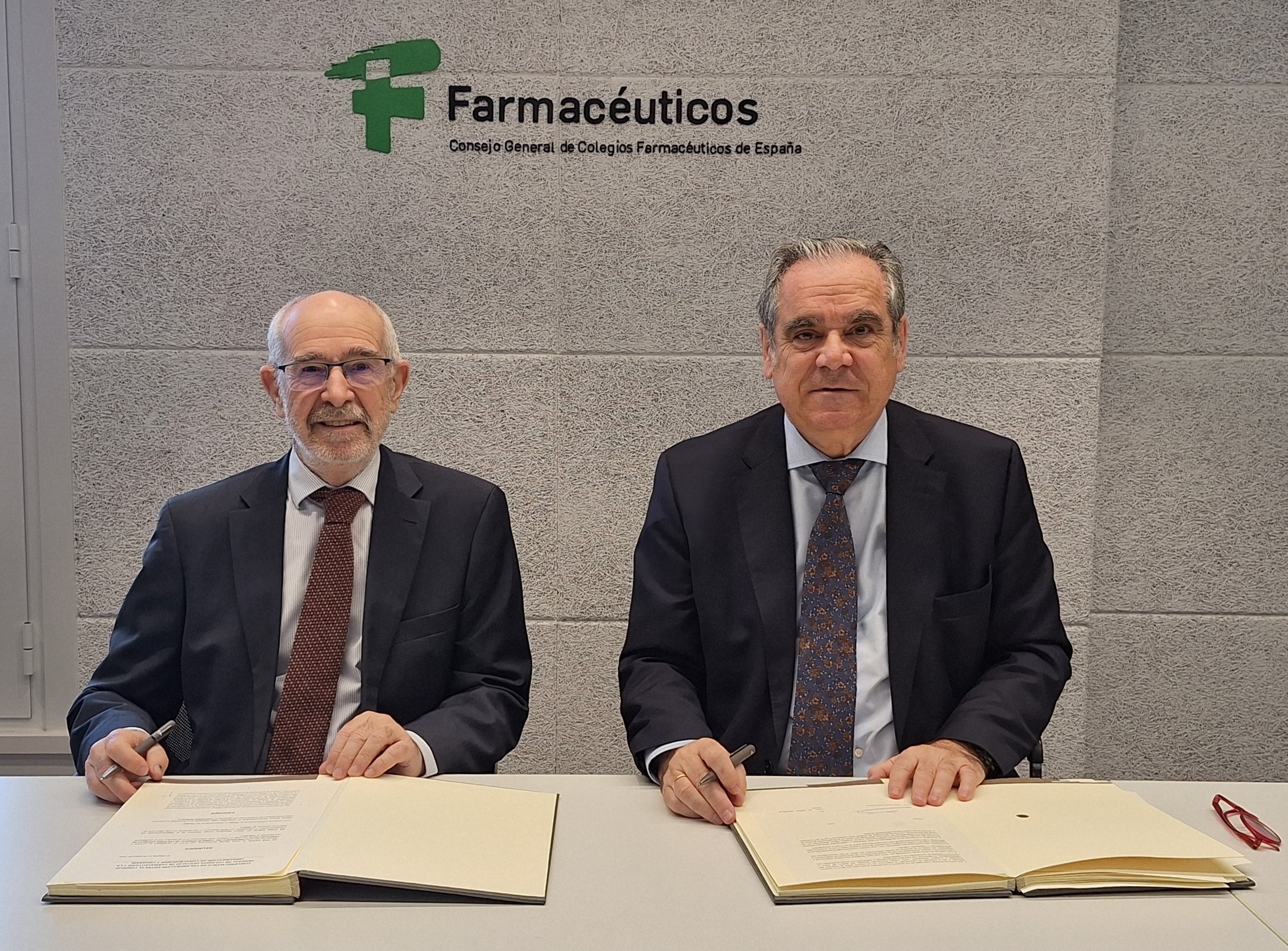 El Consejo General de Farmacéuticos y la OCU colaborarán para mejorar el conocimiento de la sociedad en el uso adecuado y racional de los medicamentos