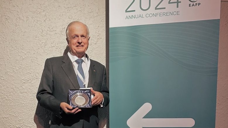 La Asociación Europea de Facultades de Farmacia premia la trayectoria académica de Francisco Zaragozá