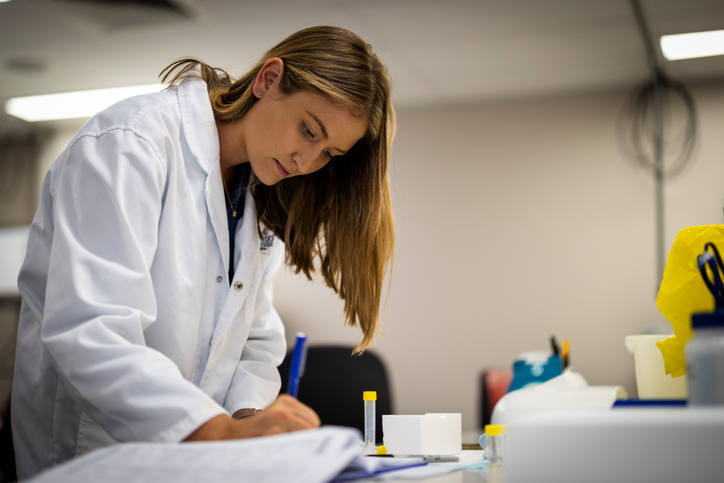 La Mesa de la Profesión Farmacéutica reúne la oferta académica de posgrado en Farmacia de toda España