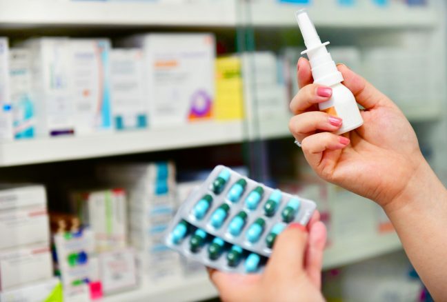 El farmacéutico aconseja tomar la medicación durante el tiempo indicado y evitar combinar antihistamínicos para controlar mejor los síntomas de la alergia