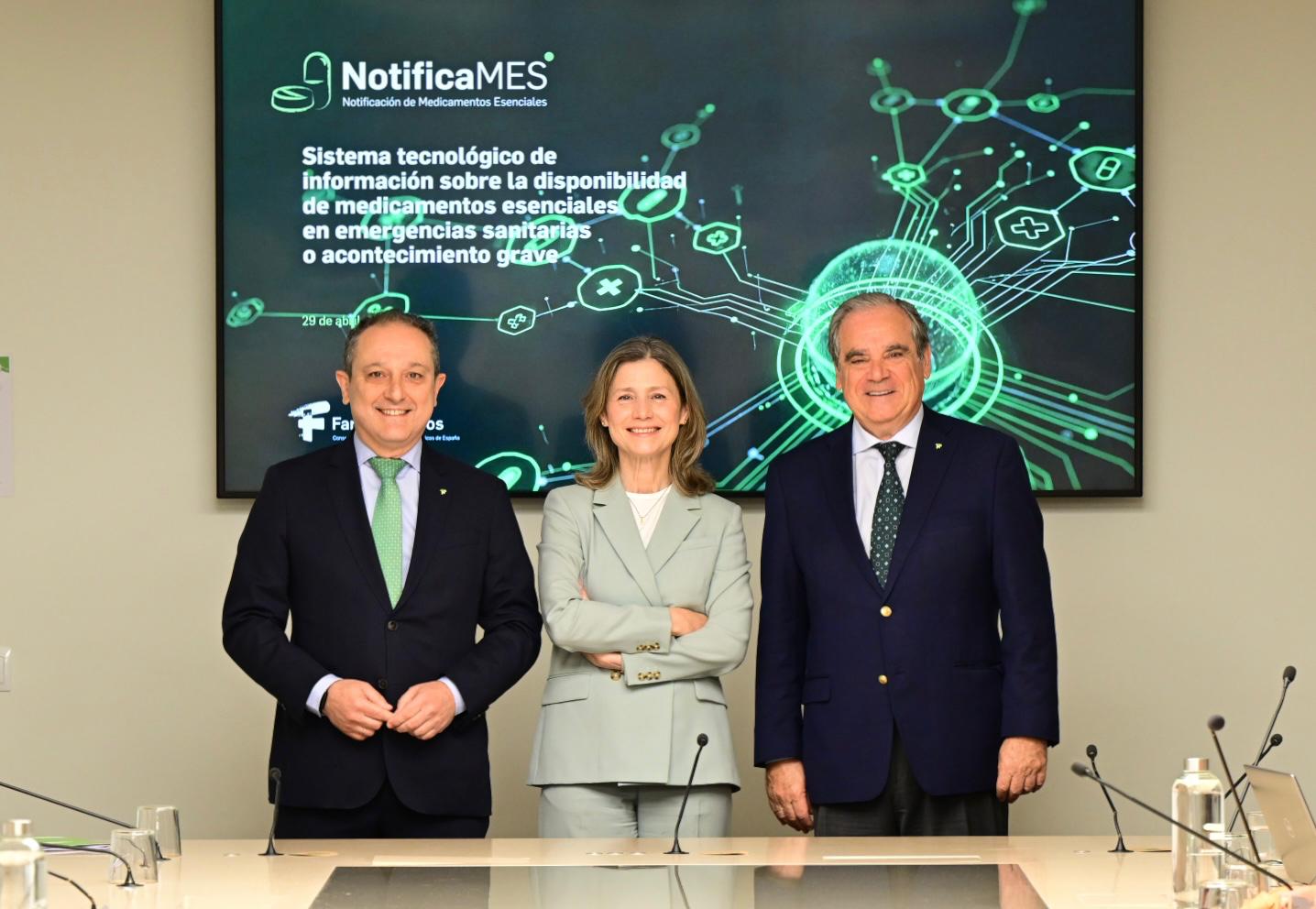 Juan Pedro Risquez (CGCOF), Mª Jesús Lamas (AEMPS) y Jesús Aguilar (CGCOF), en la presentación de NotificaMES