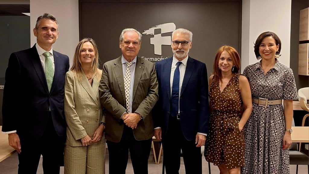 Pablo Martín (CSN), Rita de la Plaza y Jesús Aguilar (CGCOF), Juan Carlos Lentijo y Silvia Calzón (CSN), y Raquel Martínez (CGCOF), tras la firma del convenio en materia de radiofármacos.