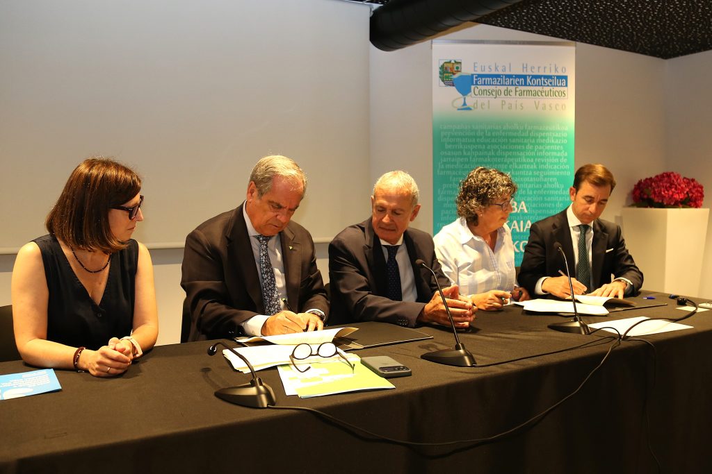 La presidenta del COF Guipúzcoa, Izaro Oyarbide; el presidente del CGCOF, Jesús Aguilar; el director de Farmacia del Gobierno Vasco, Iaki Betolaza, la presidenta del COF ÁLAVA y presidenta del Consejo de Farmacéuticos del País Vasco, Milagros López de Ocariz y el presidente del COF Bizkaia, Juan Uriarte