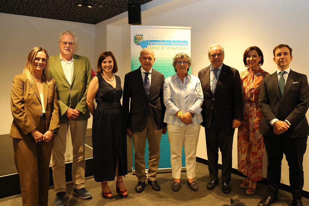 La presidenta del COF Guipúzcoa, Izaro Oyarbide; el presidente del CGCOF, Jesús Aguilar; el director de Farmacia del Gobierno Vasco, Iñaki Betolaza; la presidenta del COF Álava y presidenta del Consejo de Farmacéuticos del País Vasco, Milagros López de Ocariz, y el presidente del COF Vizcaya, Juan Uriarte.

