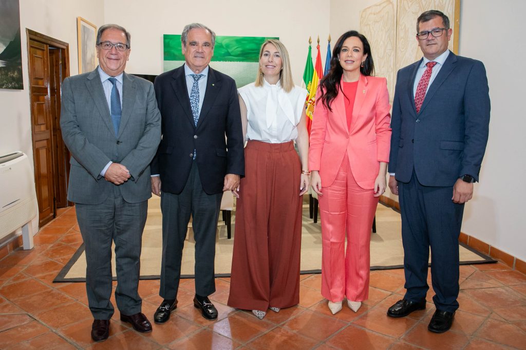 Cecilio Venegas, Jesús Aguilar, Sara García Espada, María Guardiola y Juan José Hernández, durante la reunión con la presidenta de Extremadura.