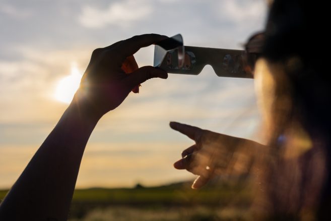 Los farmacéuticos advierten de que la única forma segura de ver el eclipse solar es utilizando gafas homologadas