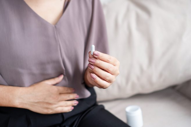 Asegurar una correcta hidratación, modificar la dieta y no tomar antidiarreicos de forma indiscriminada, consejos del farmacéutico en casos leves de diarrea del viajero