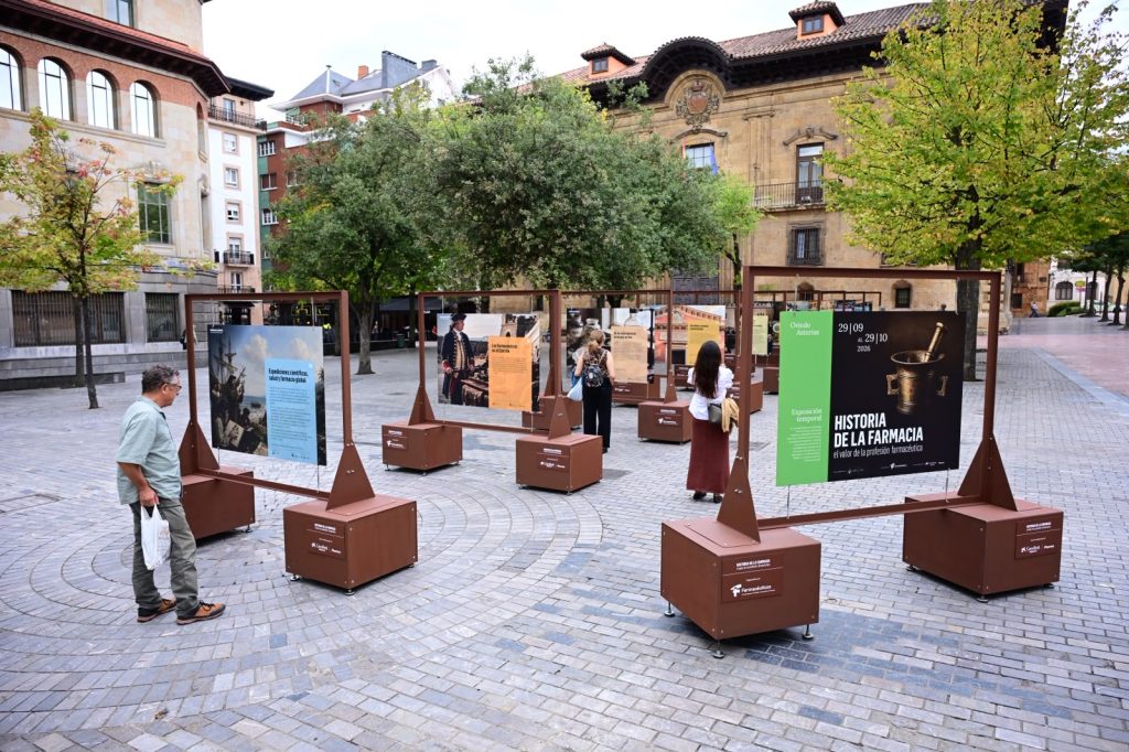 Exposición "Historia de la Farmacia", en la Plaza Porlier, en Oviedo.