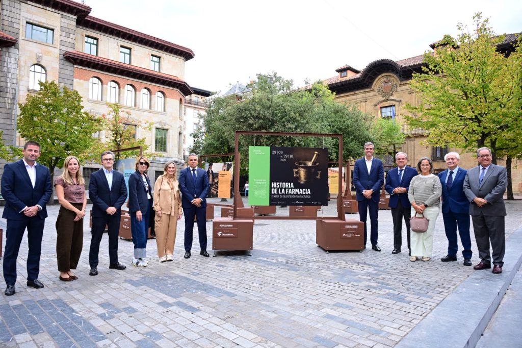 Directivos de CaixaBank Pharma y la Comisión de Patrimonio del Consejo General, en la inauguración de la exposición "Historia de la Farmacia"