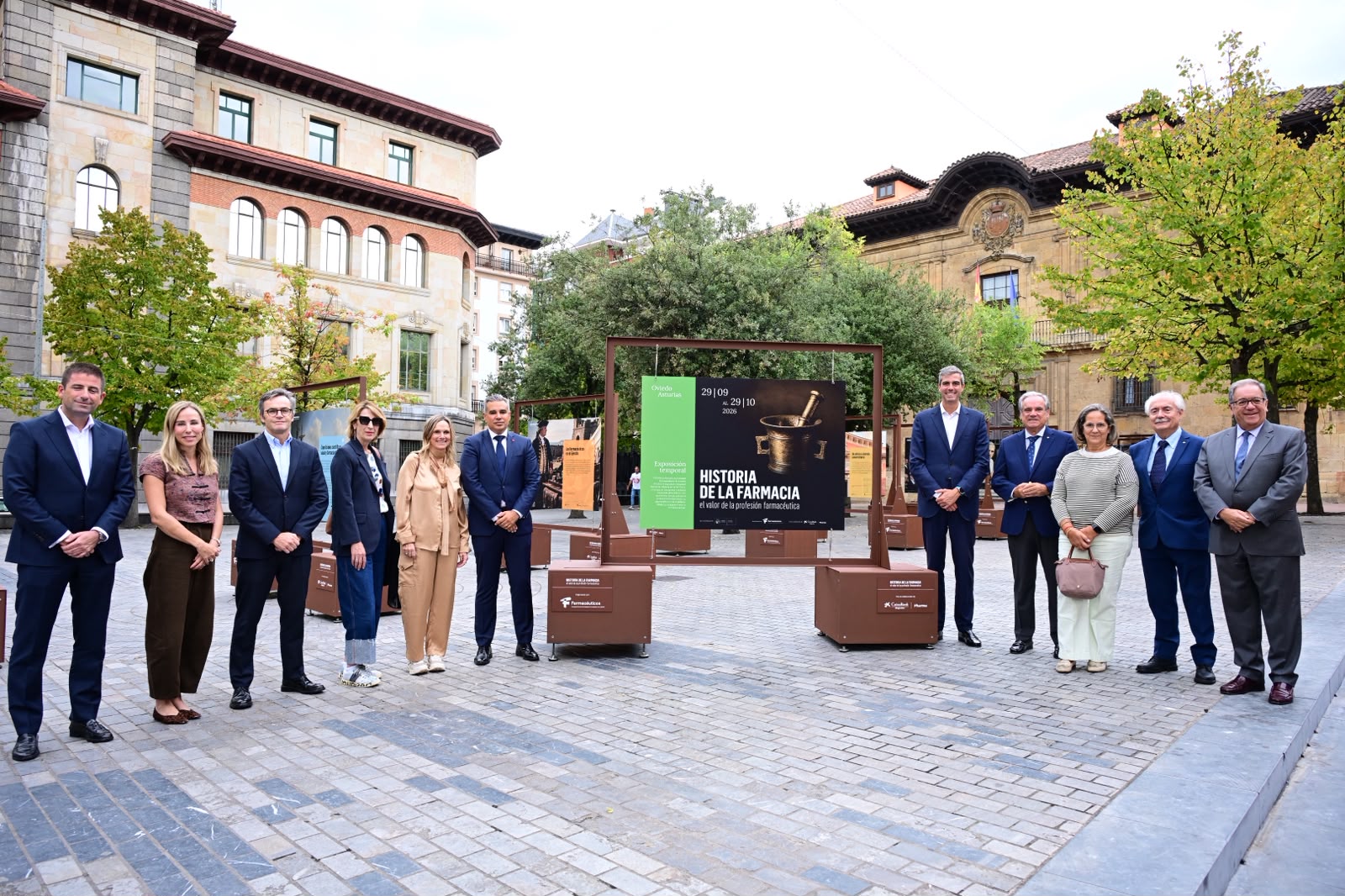 Directivos de CaixaBank Pharma y la Comisión de Patrimonio del Consejo General, en la inauguración de la exposición 