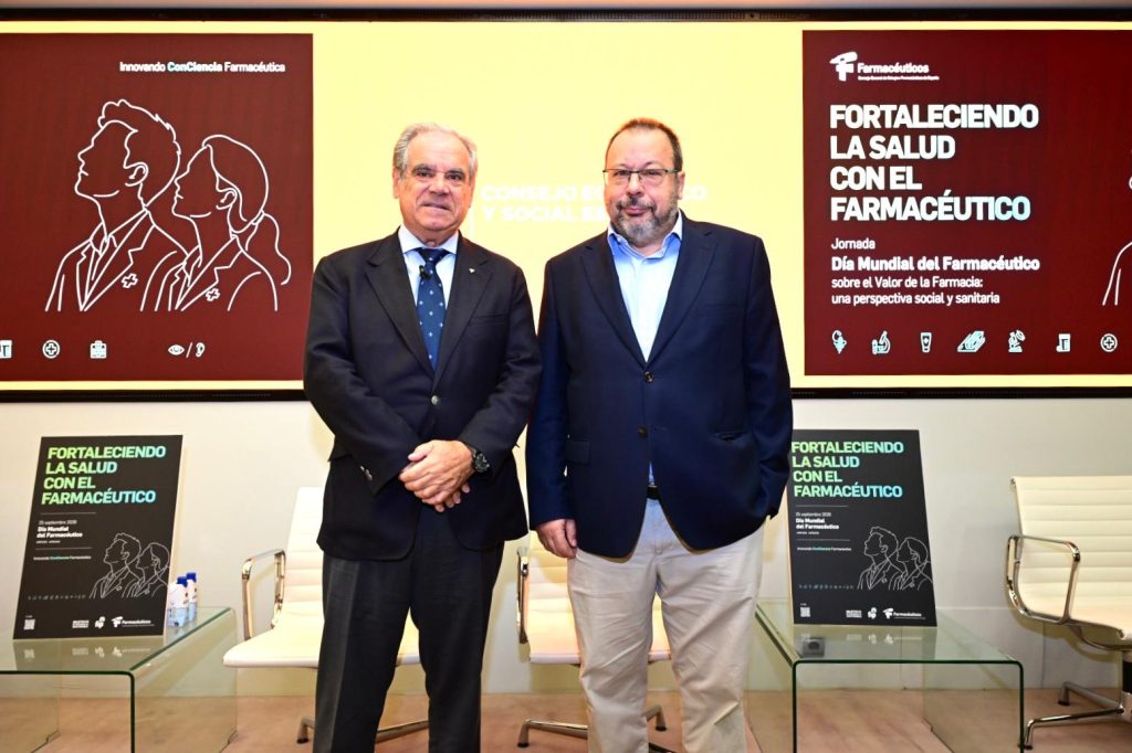 Jesús Aguilar, presidente del CGCOF, y César Hernández, director general de Cartera Común del SNS y Farmacia, durante la presentación del libro "El valor de la Farmacia. Una perspectiva social y sanitaria".