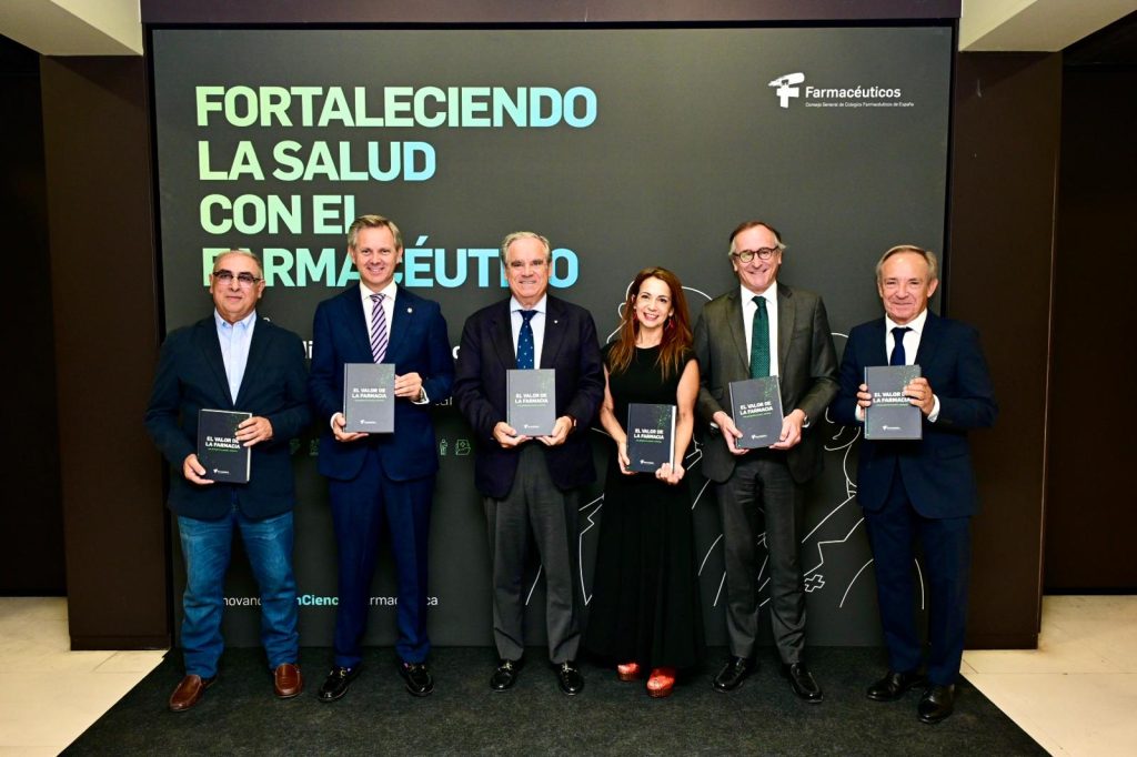 Los ponentes participantes en la mesa "Visión institucional del valor sanitario y social de la Farmacia".