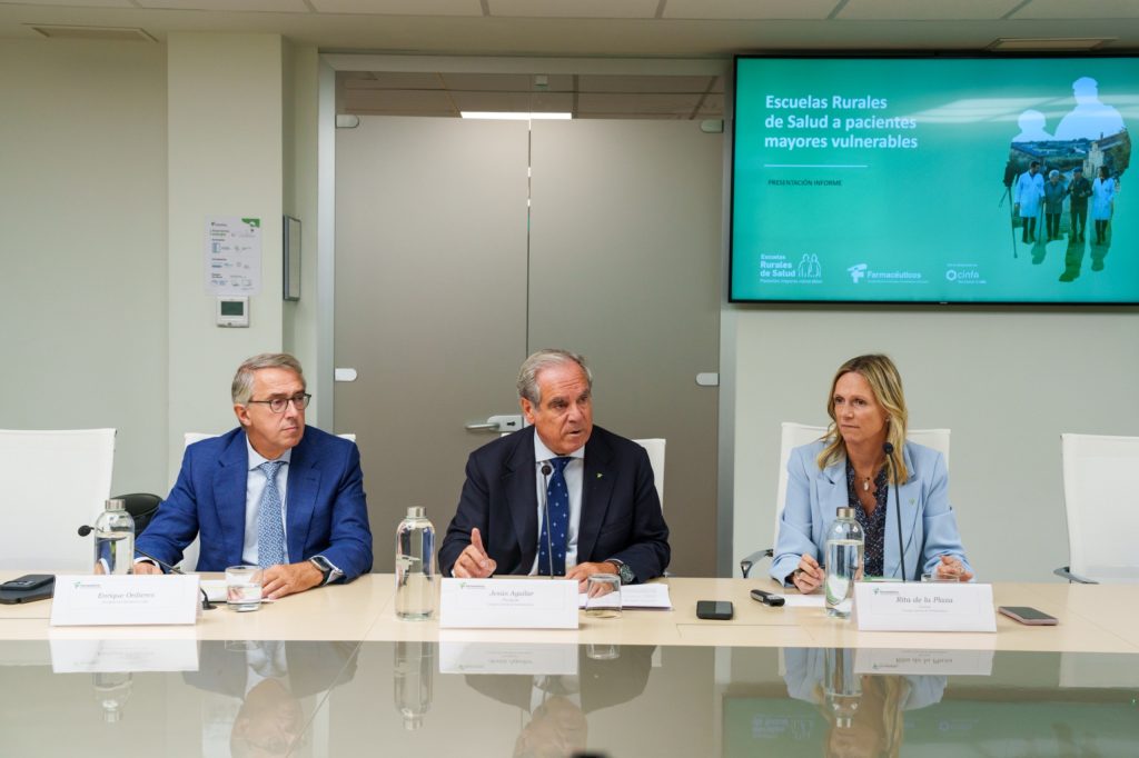 Enrique Ordieres (Cinfa) y Jesús Aguilar y Rita de la Plaza (CGCOF), en la presentación de las Escuelas Rurales de Salud a pacientes mayores vulnerables