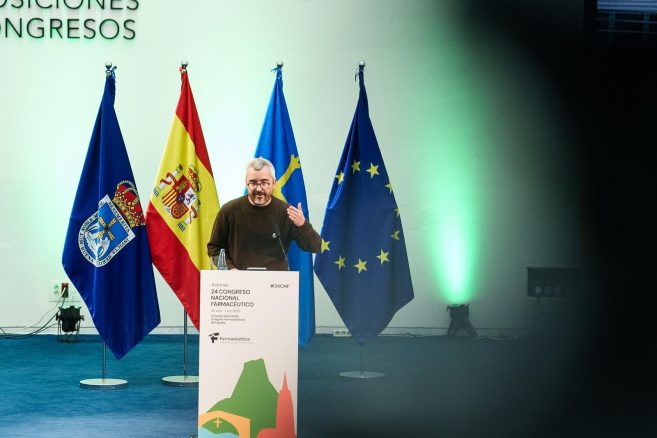 Javier Padilla reconoce la labor del farmacéutico en lo cotidiano y en lo extraordinario y defiende el modelo español de farmacia
